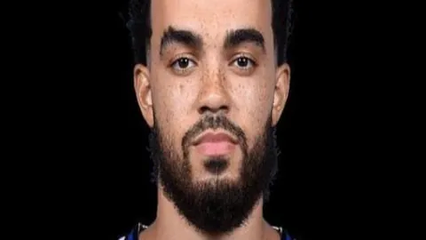 曼联欧联杯补时逆转胜流浪者，连续两胜跃居第四位